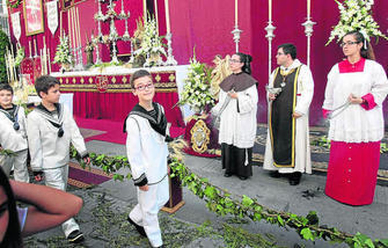Los niños de comunión que encabezaban el cortejo del Corpus el año pasado, por el altar de la calle Nueva.