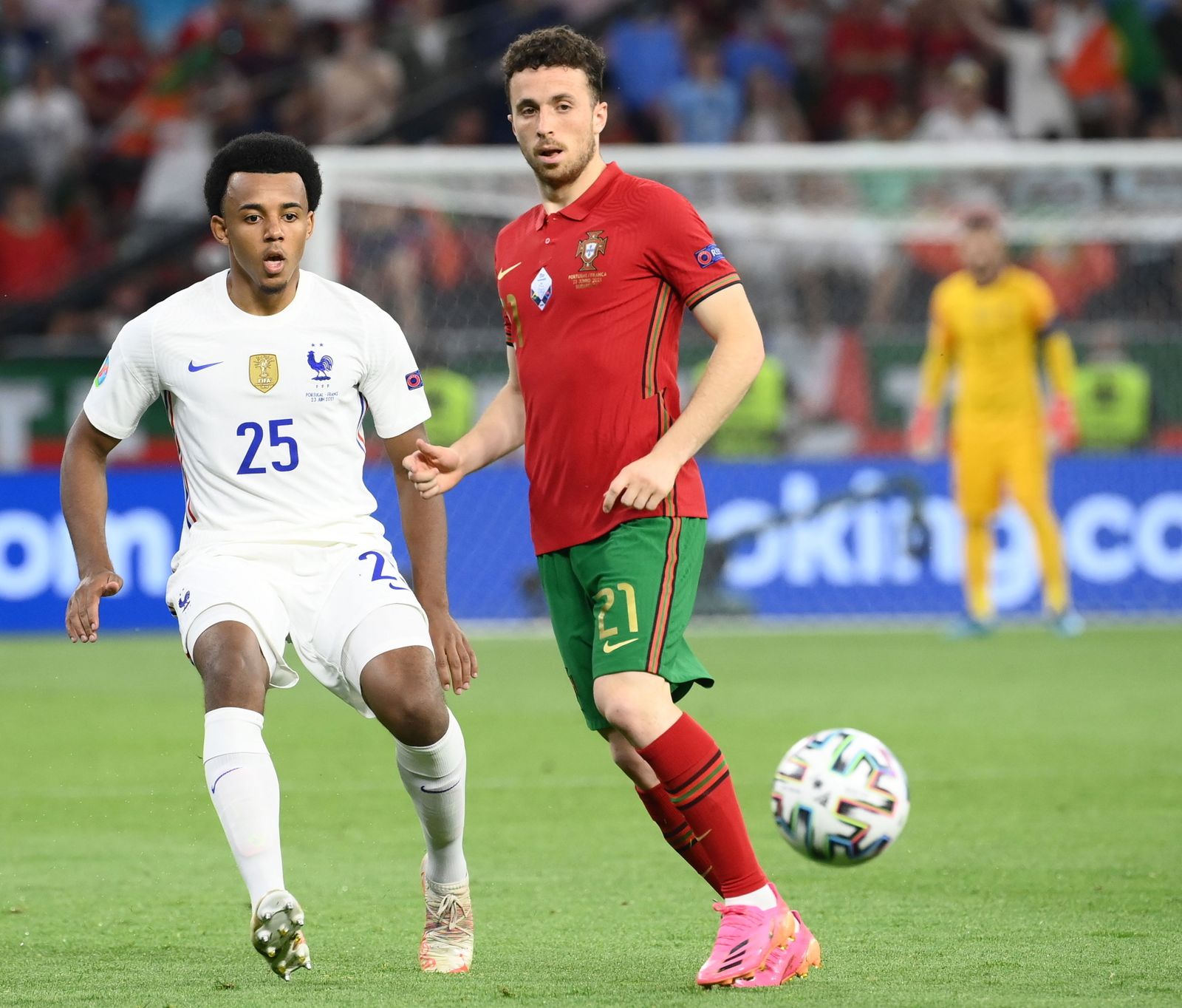 Koundé marca muy atento al balón a Diogo Jota en el Portugal-Francia.