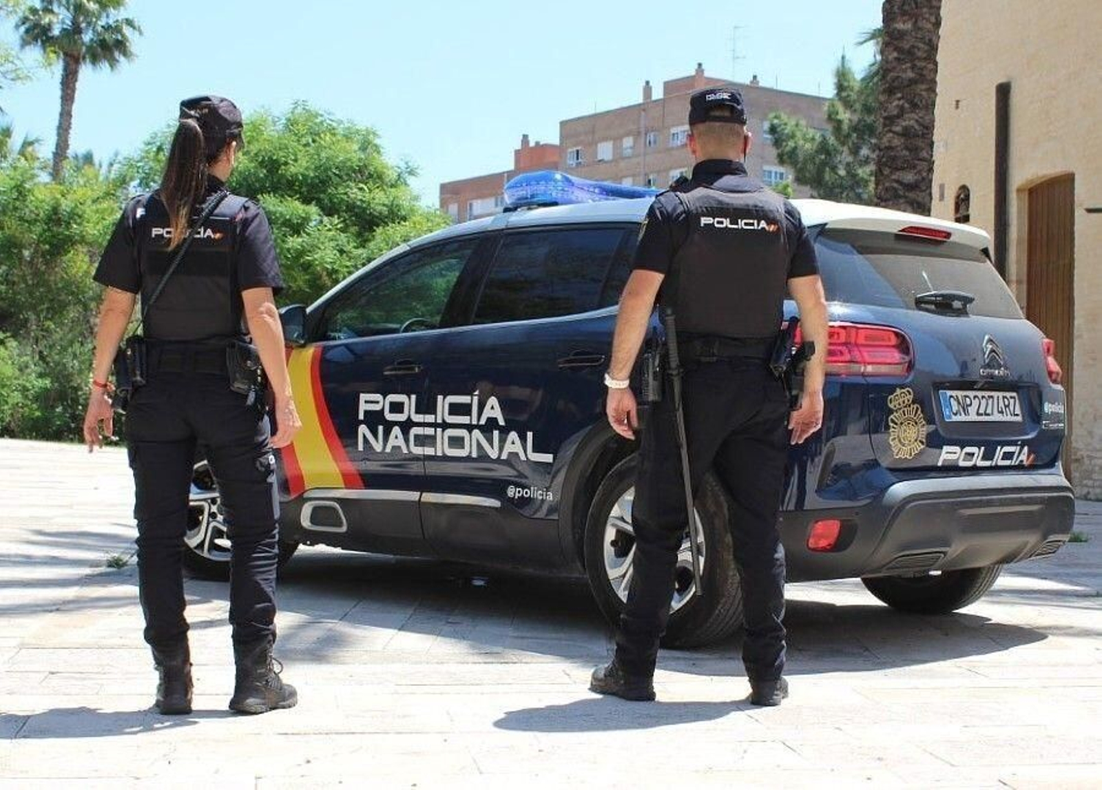 Dos agentes de la Policía Nacional en Huelva,