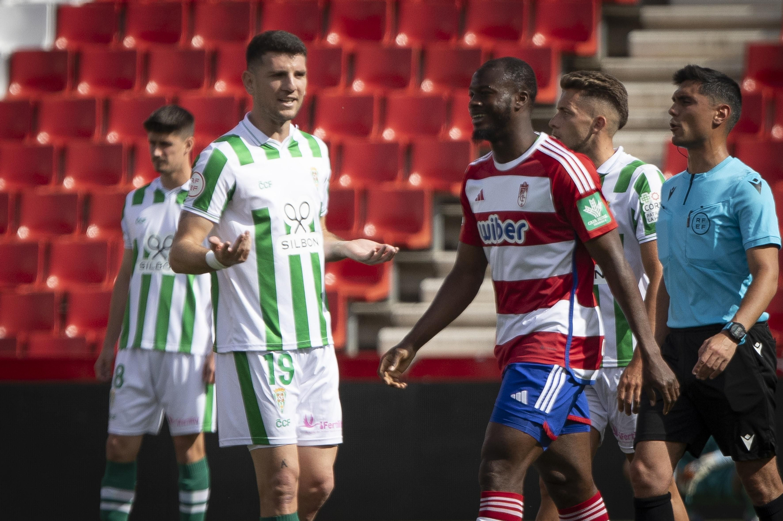 Las mejores fotos del ambiente en el Recreativo Granada - Córdoba CF