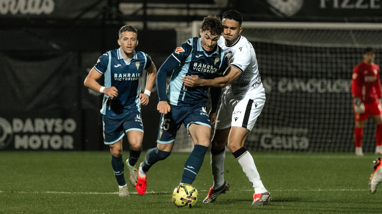 Mikel Goti es agarrado por Youness en el Ceuta - Córdoba CF.