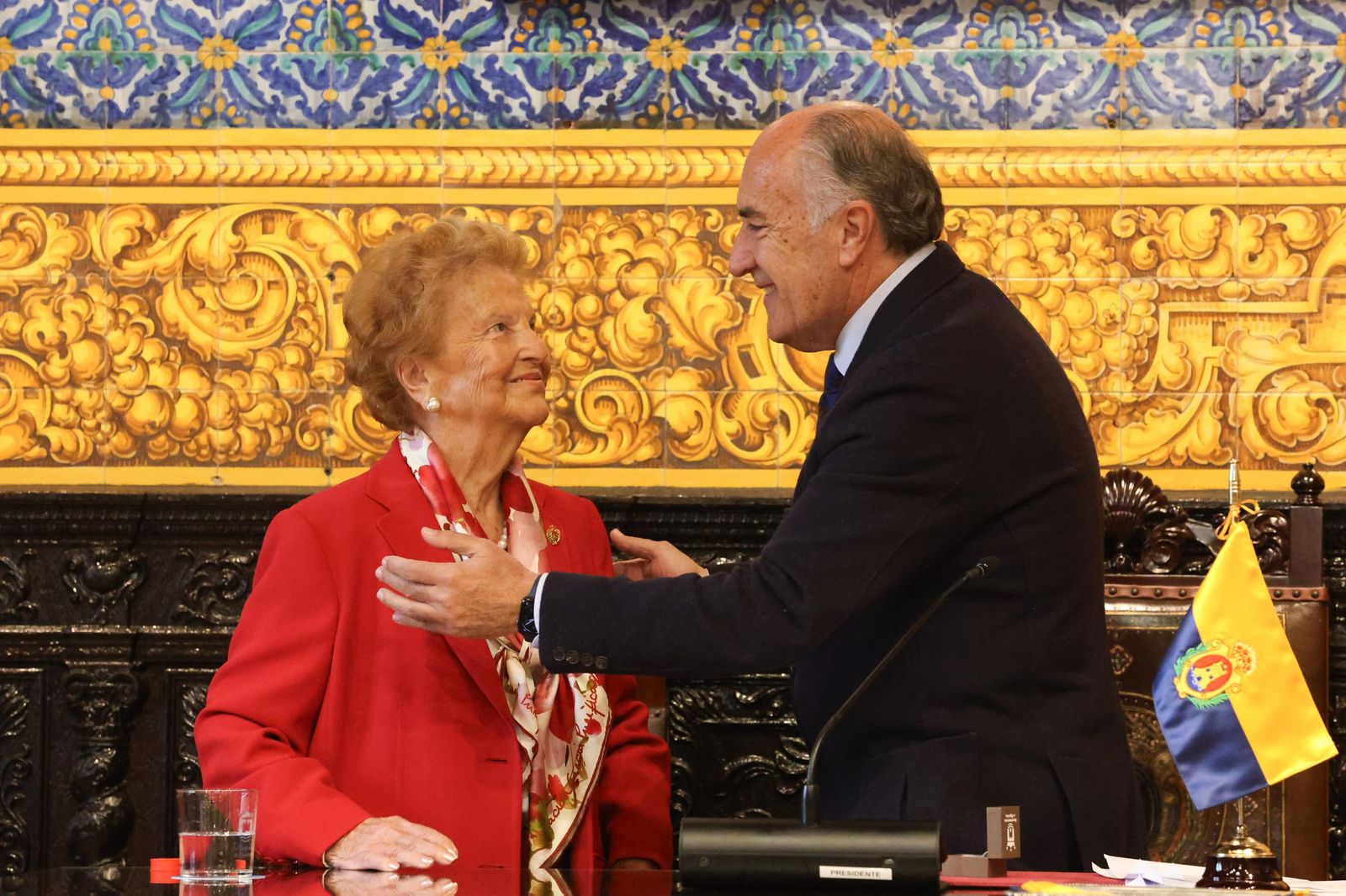 Fotos de la imposición de la insignia de la ciudad de Algeciras a Palma Briales de León