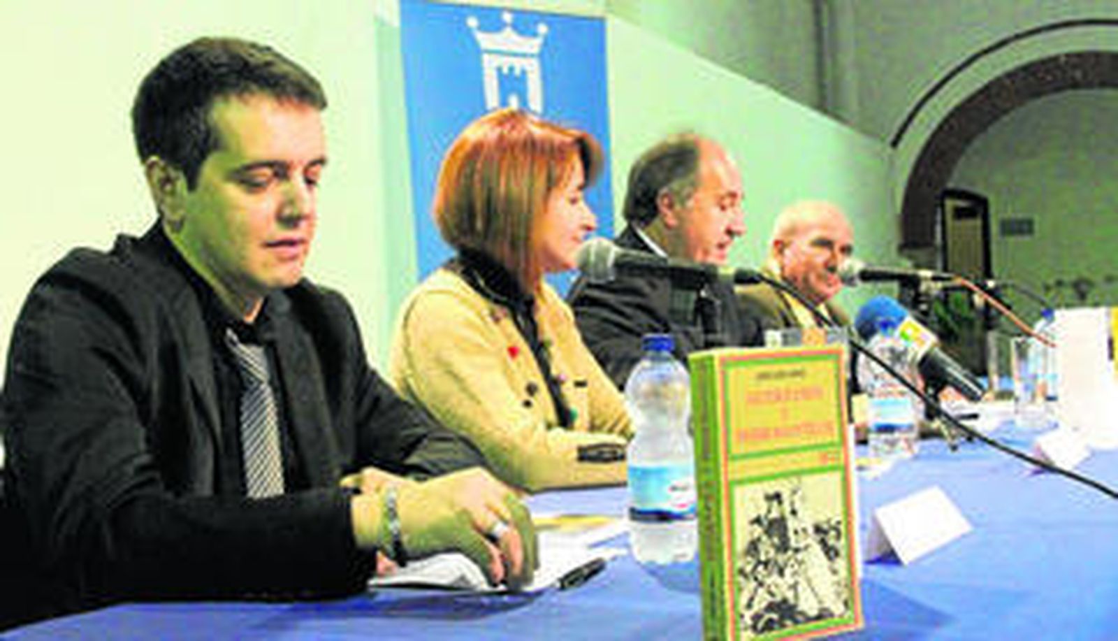 Imagen del libro reeditado de José Luis Cano durante su presentación en la Casa de la Cultura, ayer.