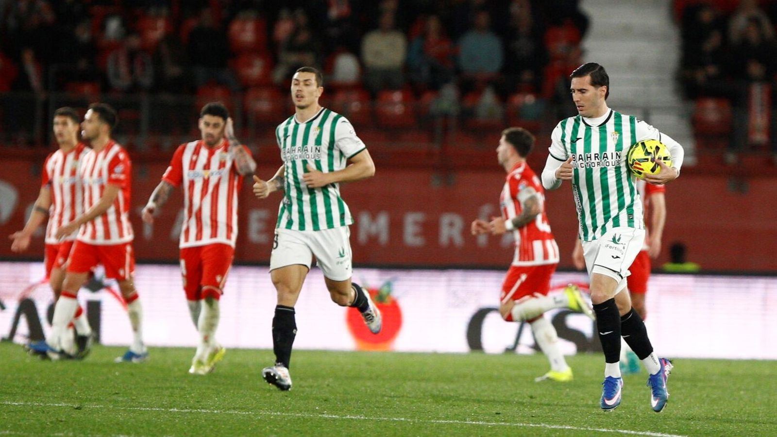 Sergi Guardiola agarra el balón tras el gol de Percan en el Almería - Córdoba CF.
