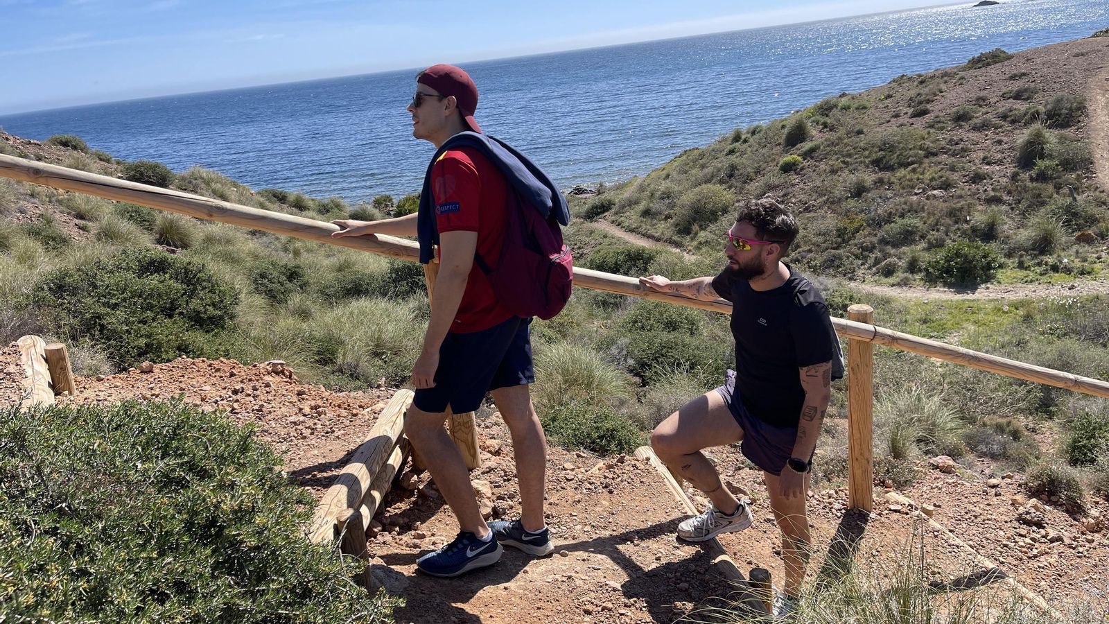 Unos senderistas por una de las rutas cerca de Los Escullos Unos senderistas por una de las rutas cerca de Los Escullos