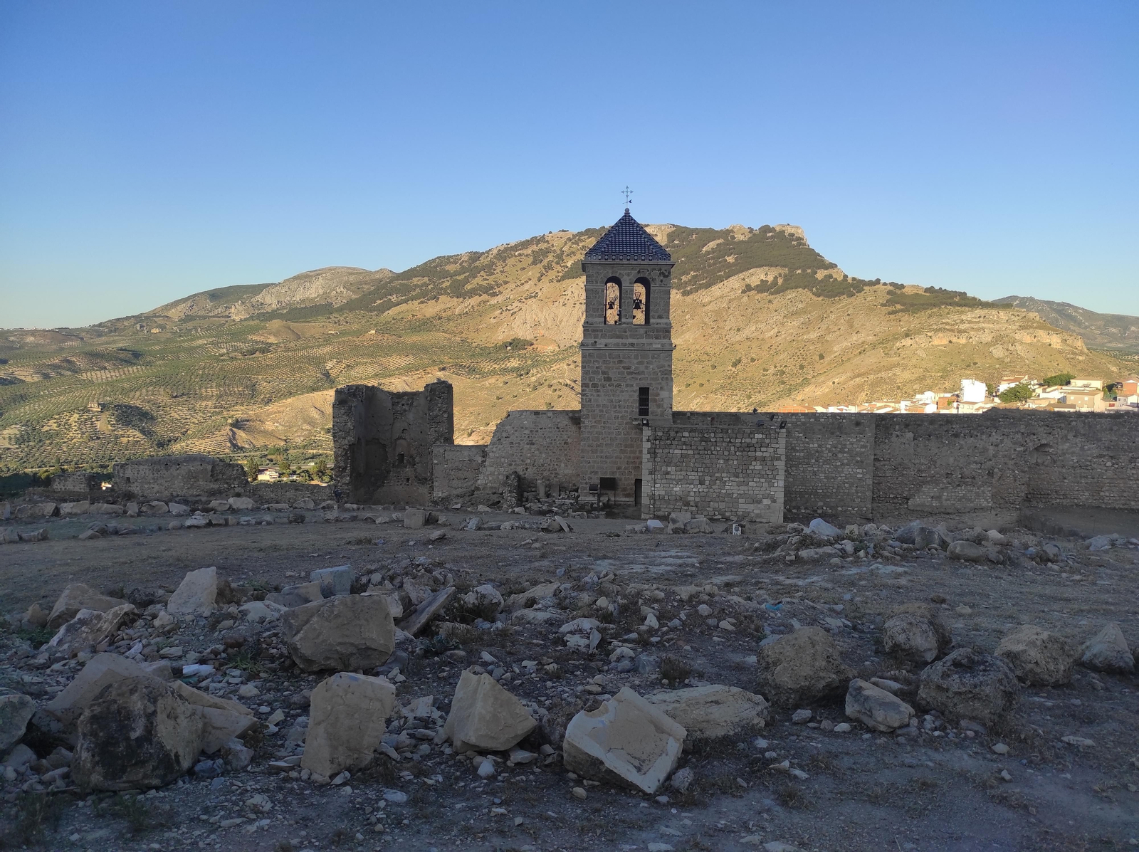 En el patio de armas se encuentran los restos de la iglesia parroquial de Santa María, levantada en el XVI.