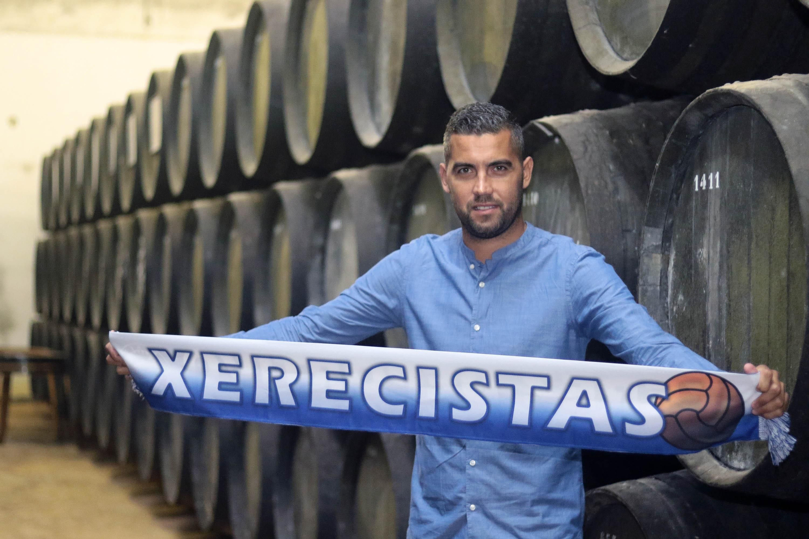 Adrián Martín fue presentado ayer en Covijerez como nuevo jugador del Xerez DFC.