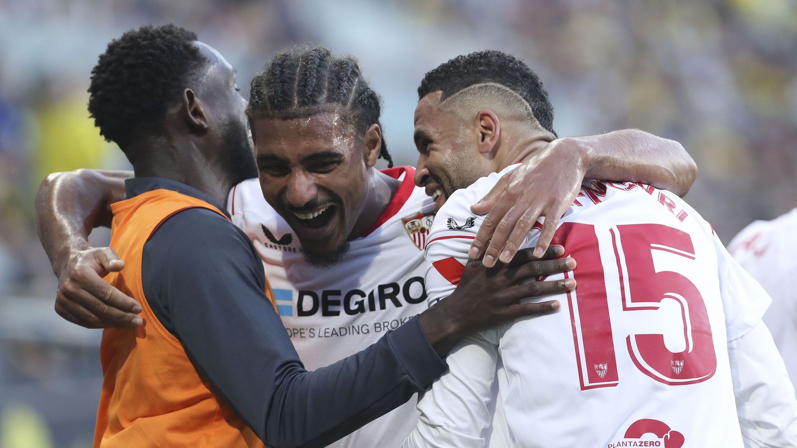 Badé, autor del pase directo, celebra el gol con Nianzou y En-Nesyri.