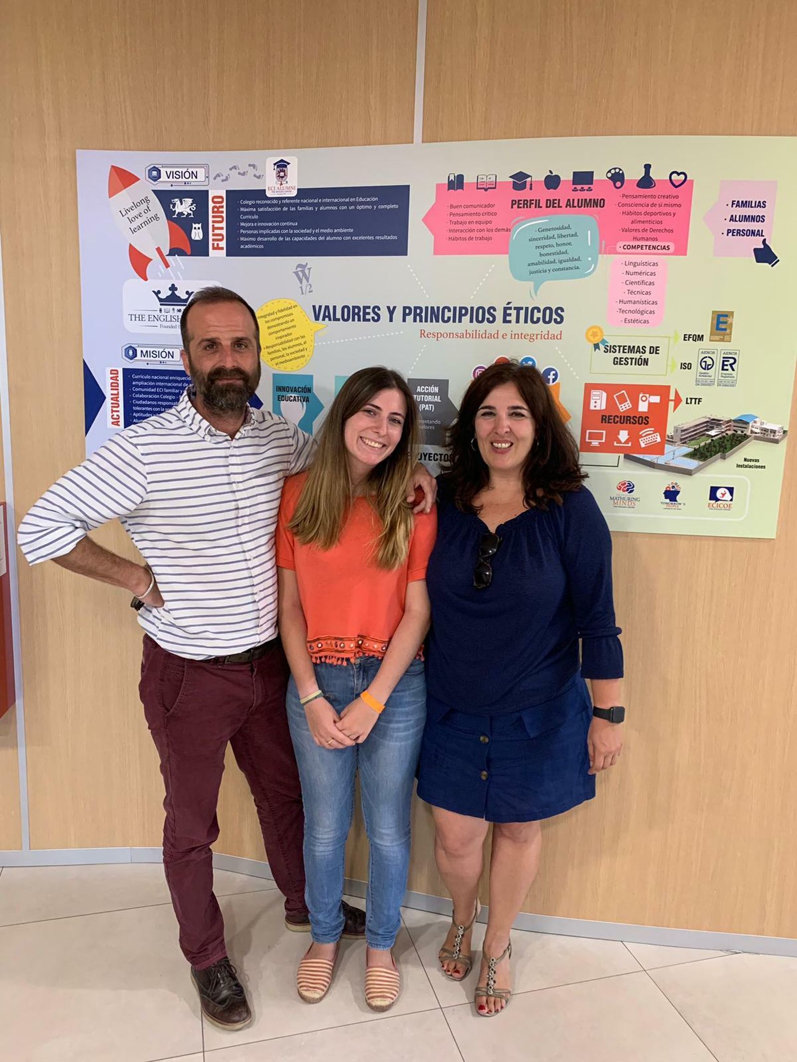 Clara García Ayllón acompañada de su profesor de Filosofía y su profesora de Latín y Griego.