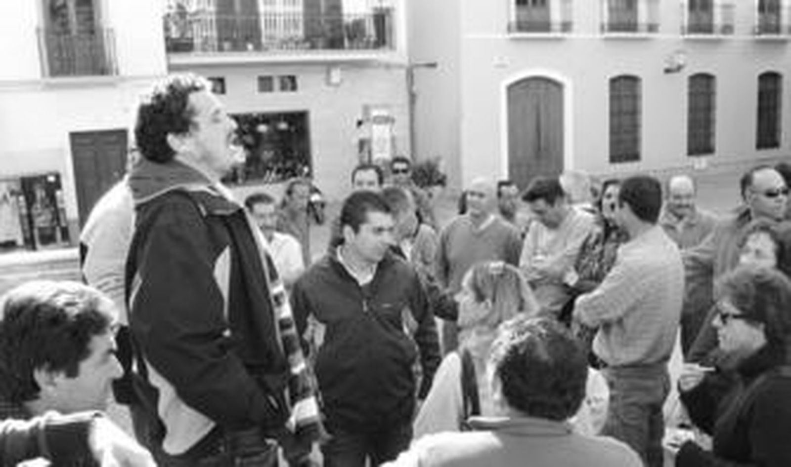 Los miembros del comité de empresa celebrando ayer una asamblea en la Plaza de España.