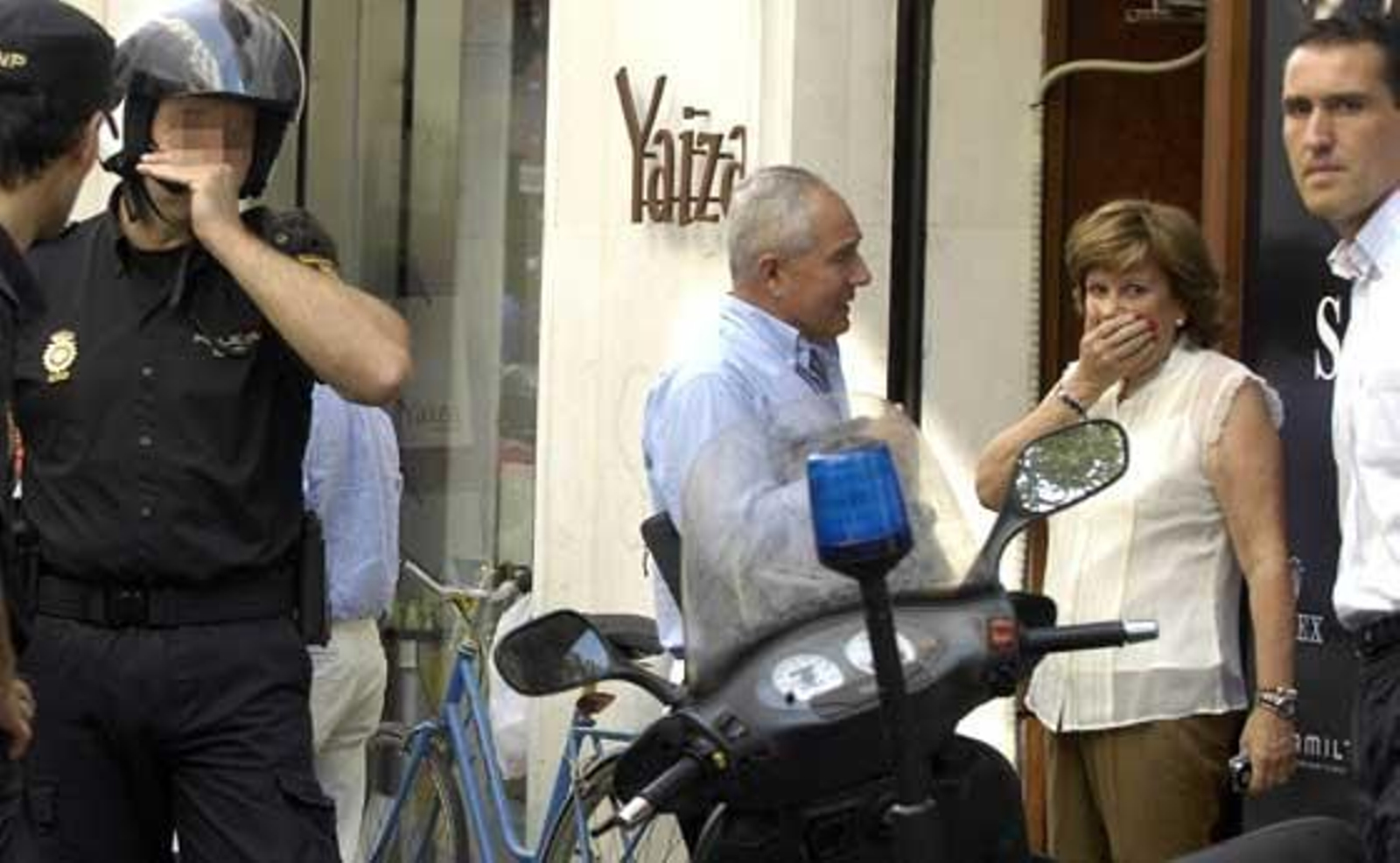 Empleados de la joyería junto a la Policía.

Foto: Manuel Gómez