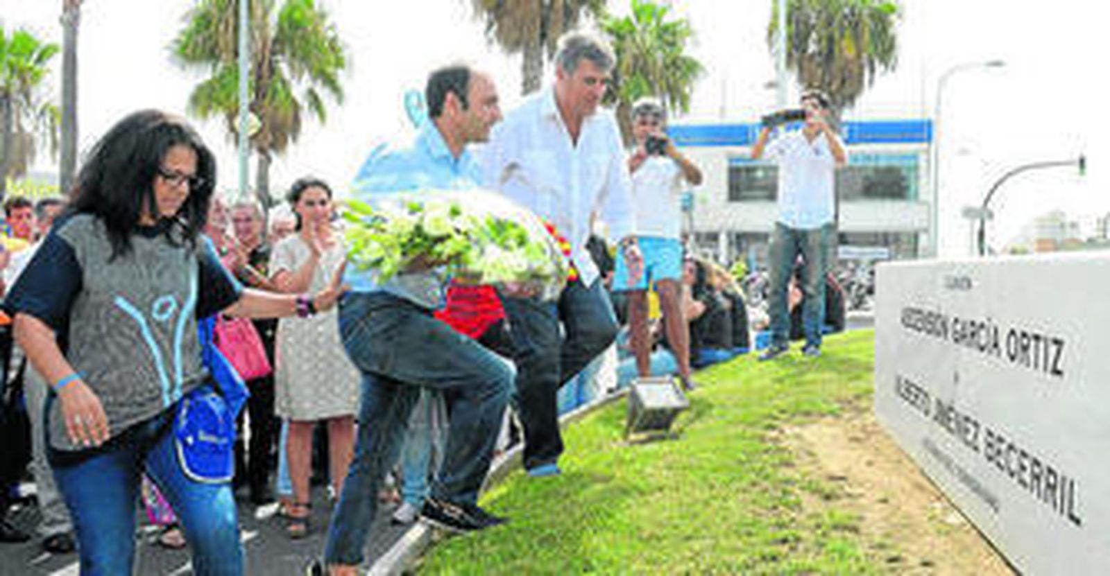 El concejal del Ayuntamiento de Cádiz, Ignacio Romaní, accede con dirigentes y familiares de la AVT a realizar la ofrenda en la glorieta de la Zona Franca.