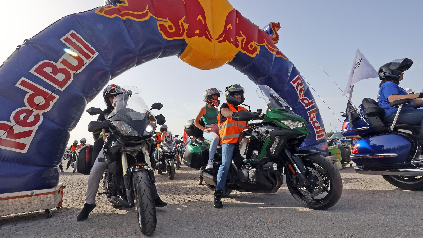 Salida de la caravana motera desde el Circuito de Jerez - Ángel Nieto Salida de la caravana motera desde el Circuito de Jerez - Ángel Nieto