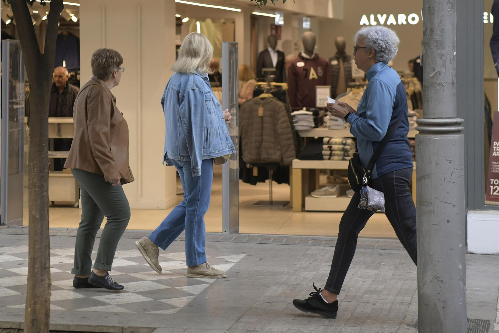 El nuevo horario afecta tanto al centro como al resto de barrios de la ciudad. El nuevo horario afecta tanto al centro como al resto de barrios de la ciudad.