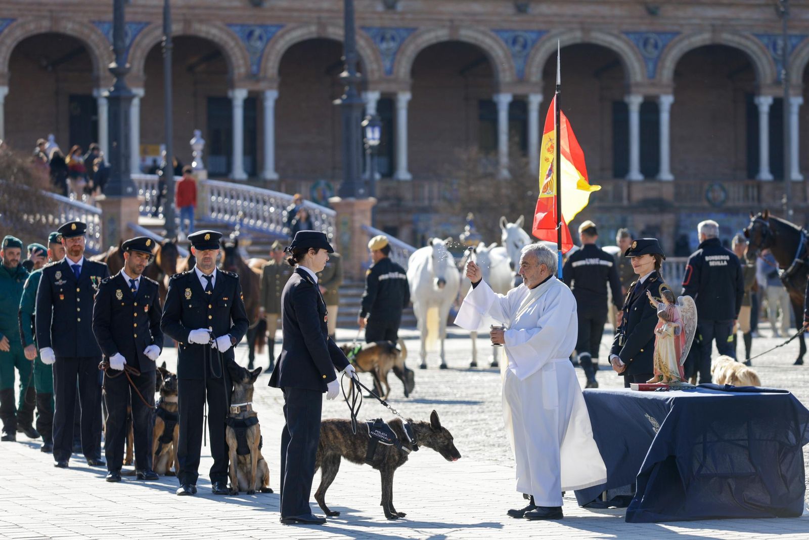 Las imágenes de la celebración del día de San Antón por la Policía Nacional en la plaza de España