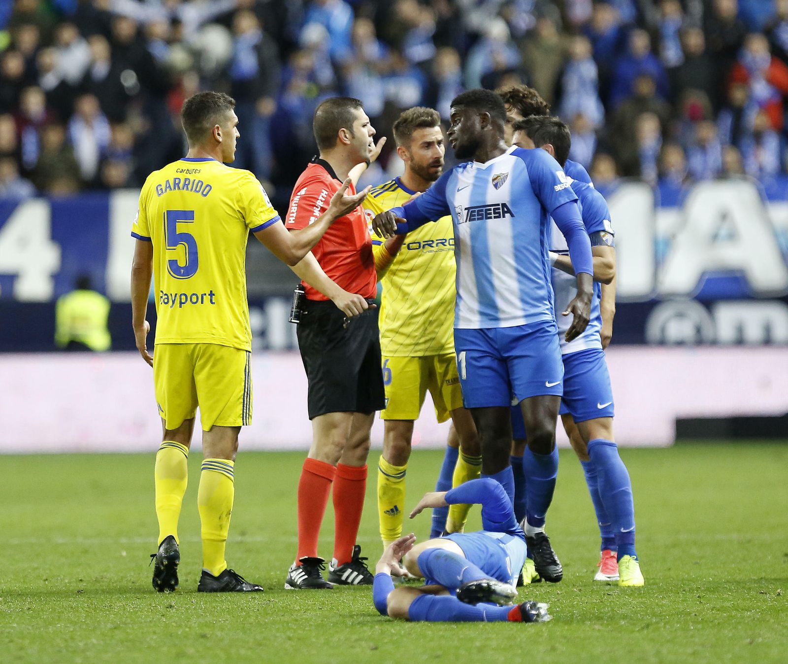 Trujillo Suárez discute con jugadores del Málaga en el partido frente al Cádiz en La Rosaleda.