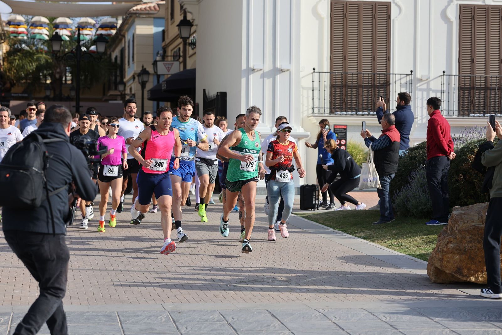 La Carrera Solidaria por el Día de la Mujer McArthurGlen, en fotos