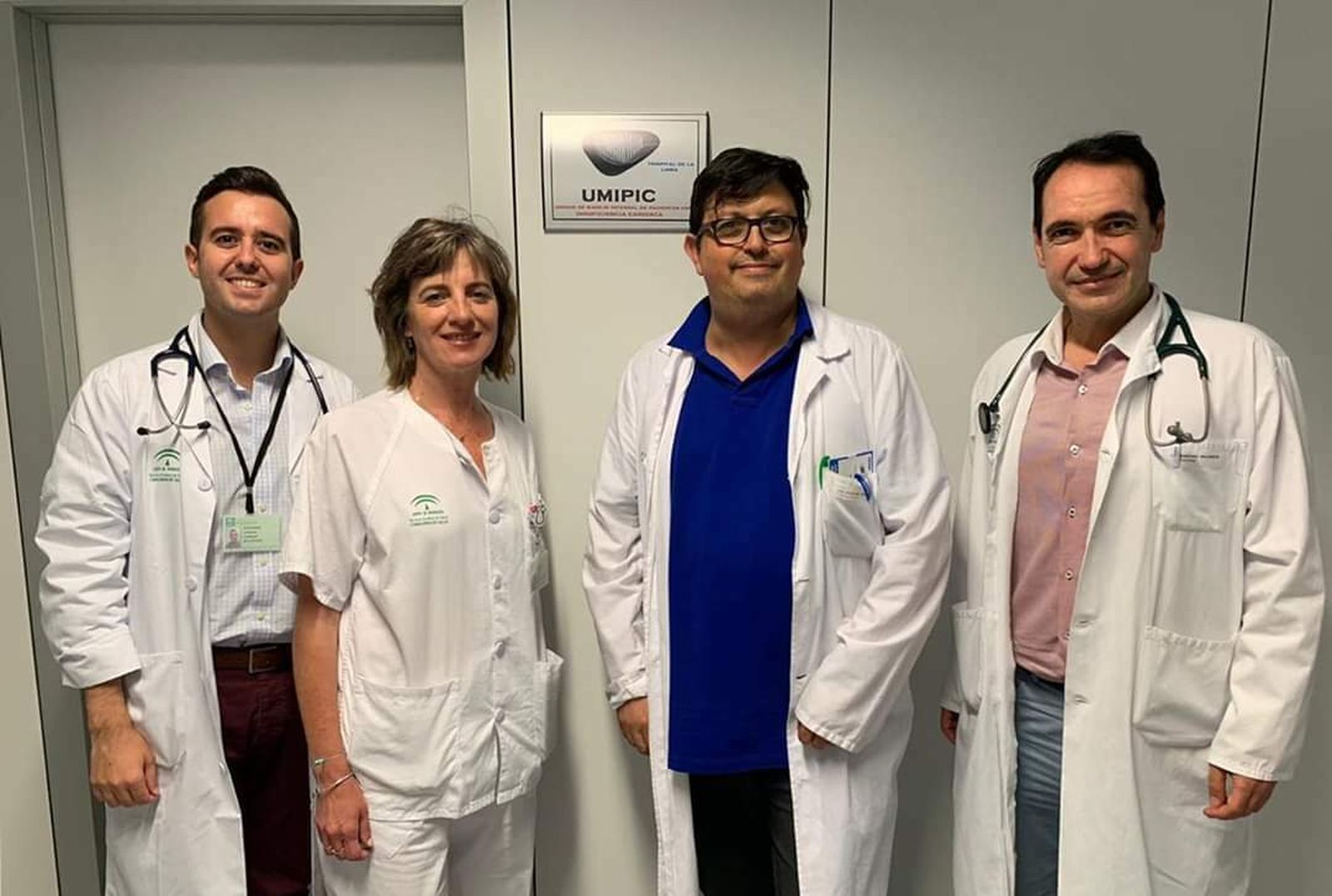 Los profesionales sanitarios, con el internista Enrique Sánchez a la derecha