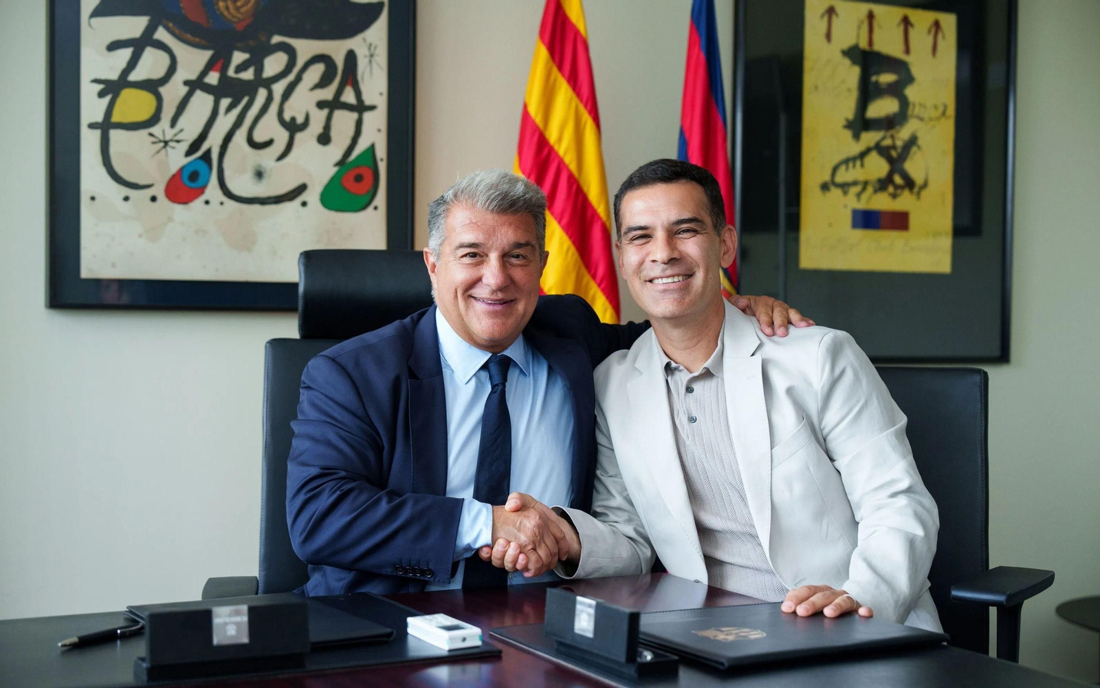 Joan Laporta y Rafa Márquez, cuando firmó su contrato para dirigir el filial.