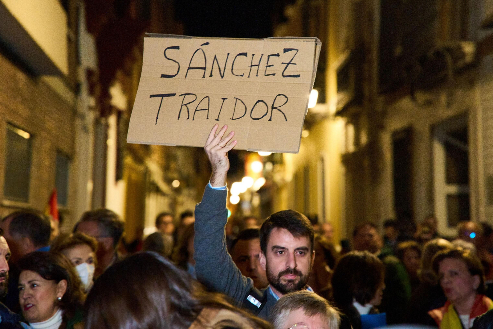 Manifestación contra la amnistía ante la sede del PSOE en Sevilla