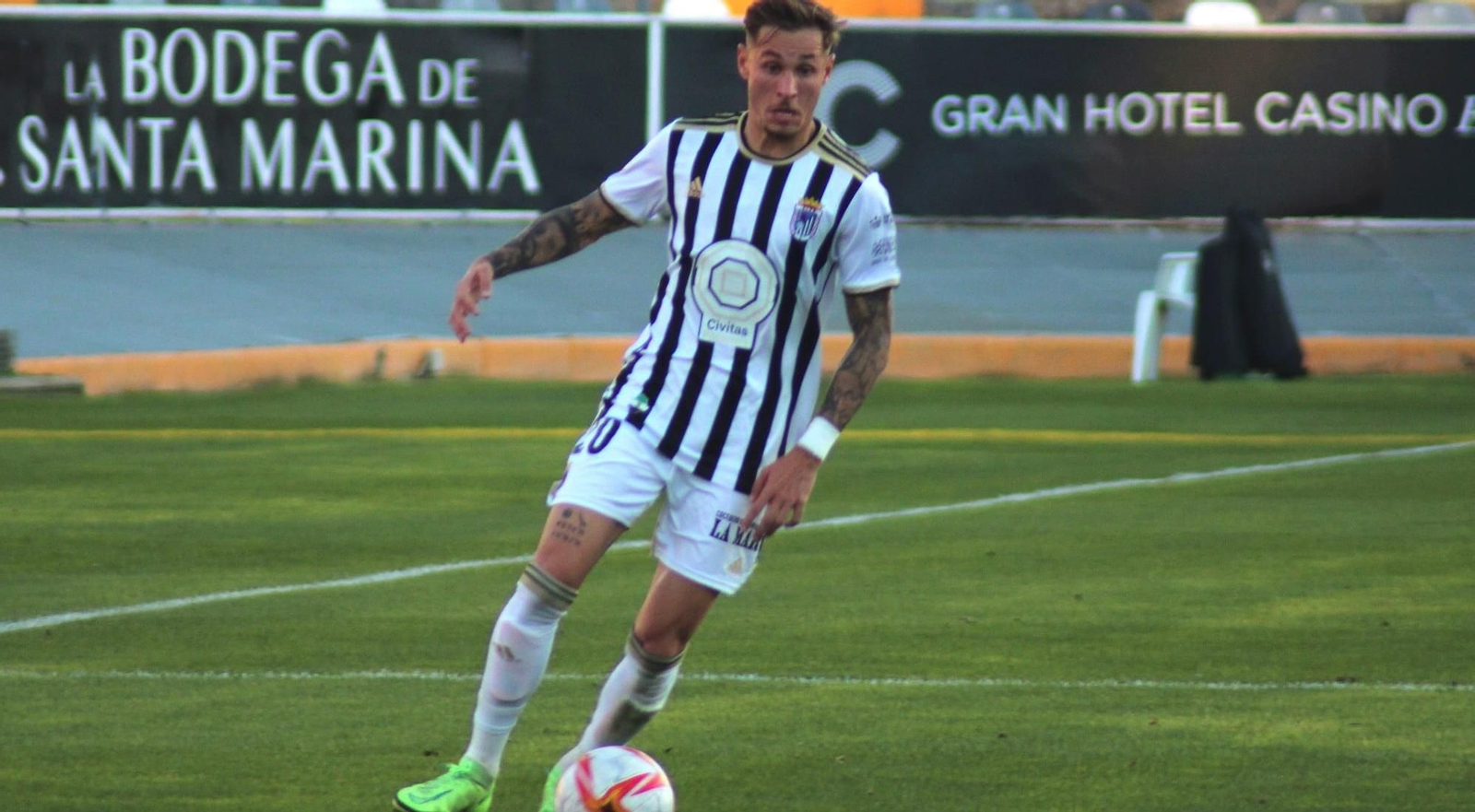 Isi Gómez conduce el balón en un encuentro con el CD Badajoz.