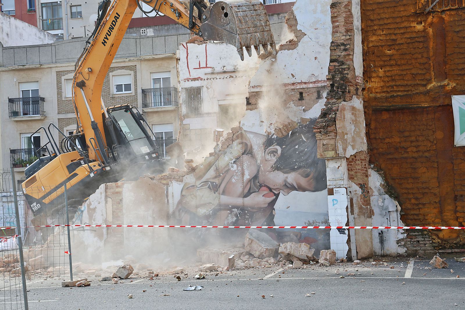 Imágenes del derribo de la calle Jesús del Calvario con el grafiti de Pure Love de Manomatic