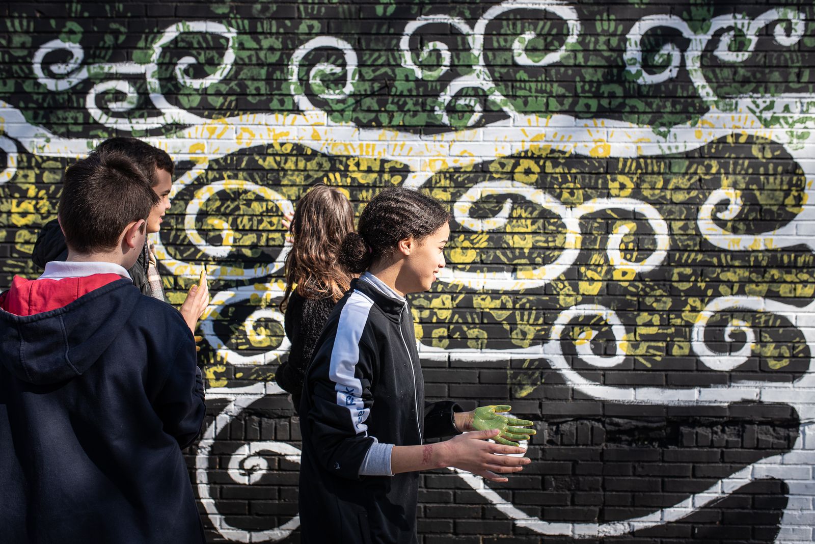 Imágenes de la limpieza de pintadas en La Hispanidad por los alumnos del Colegio de La Hispanidad en el Día de la Paz