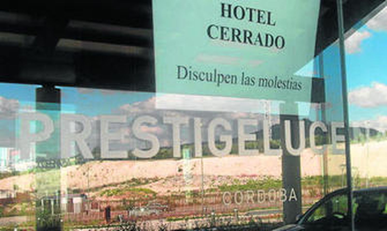 Cartel colocado ayer en la puerta del establecimiento.