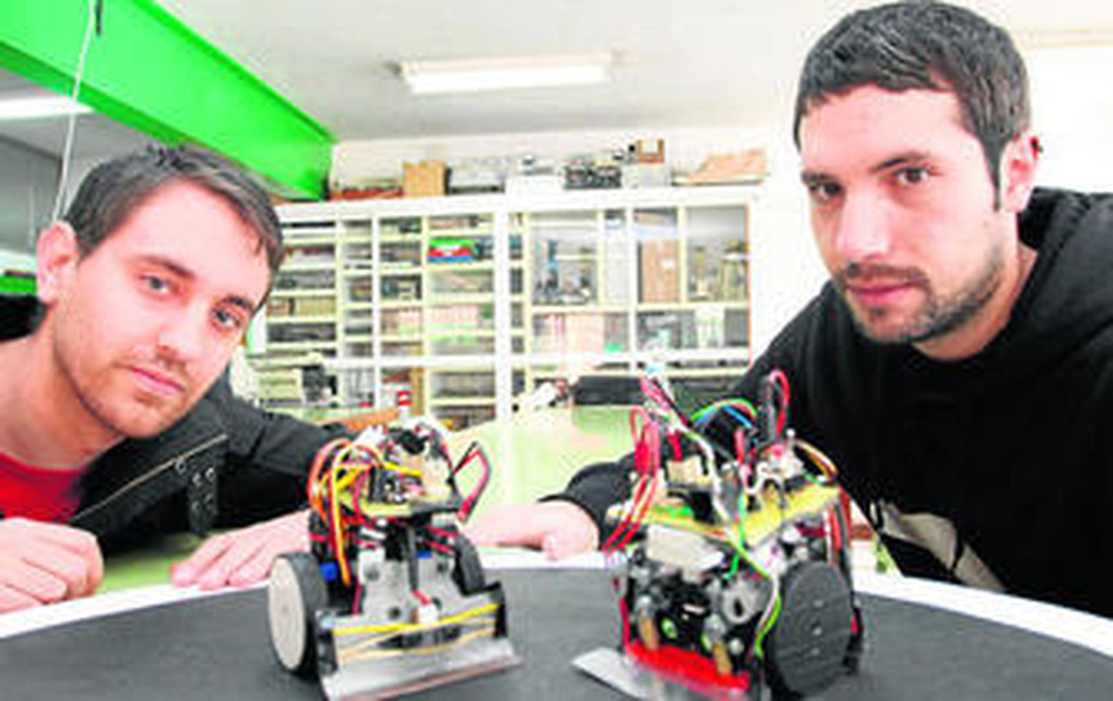 Javi Sánchez y Fran Corpas muestran sobre el tatami a sus dos creaciones, 'Xantalions' y 'Brutalbot'.