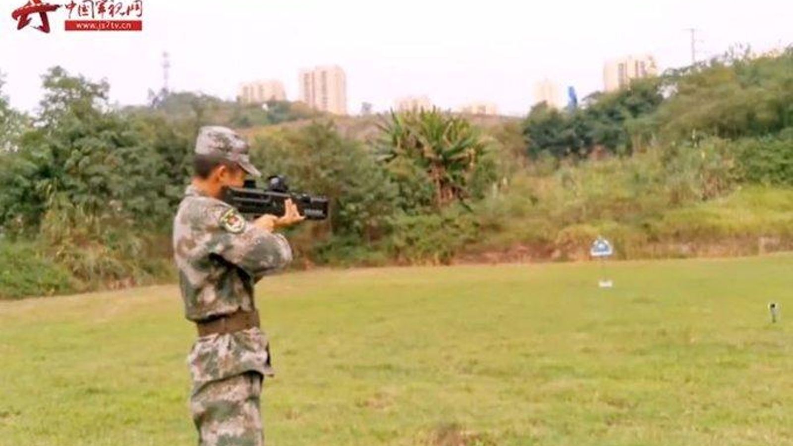 Un soldado prueba el prototipo de arma