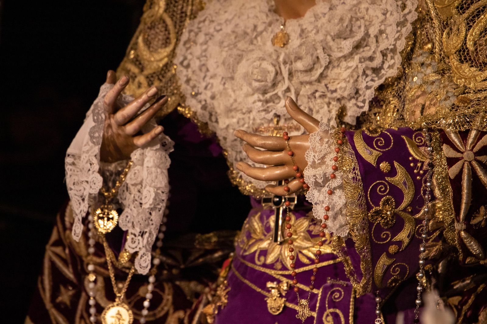 La exposición de la Hermandad de los Favores, en imágenes