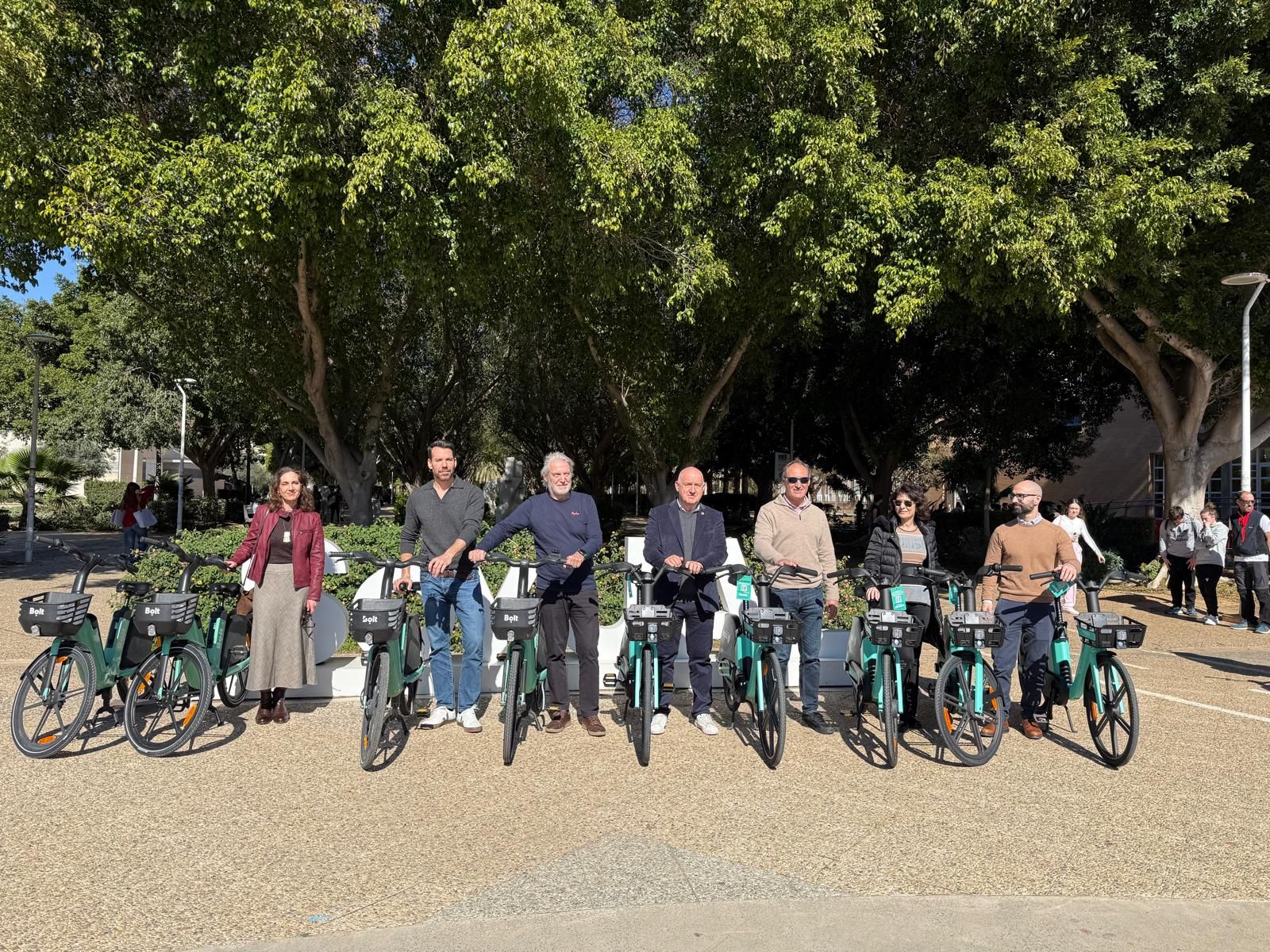 Presentación del nuevo sistema de bicicletas eléctricas compartidas en el campus de la Universidad de Almería, con las primeras unidades ya operativas dentro del despliegue que alcanza las 600 bicicletas en toda la ciudad.