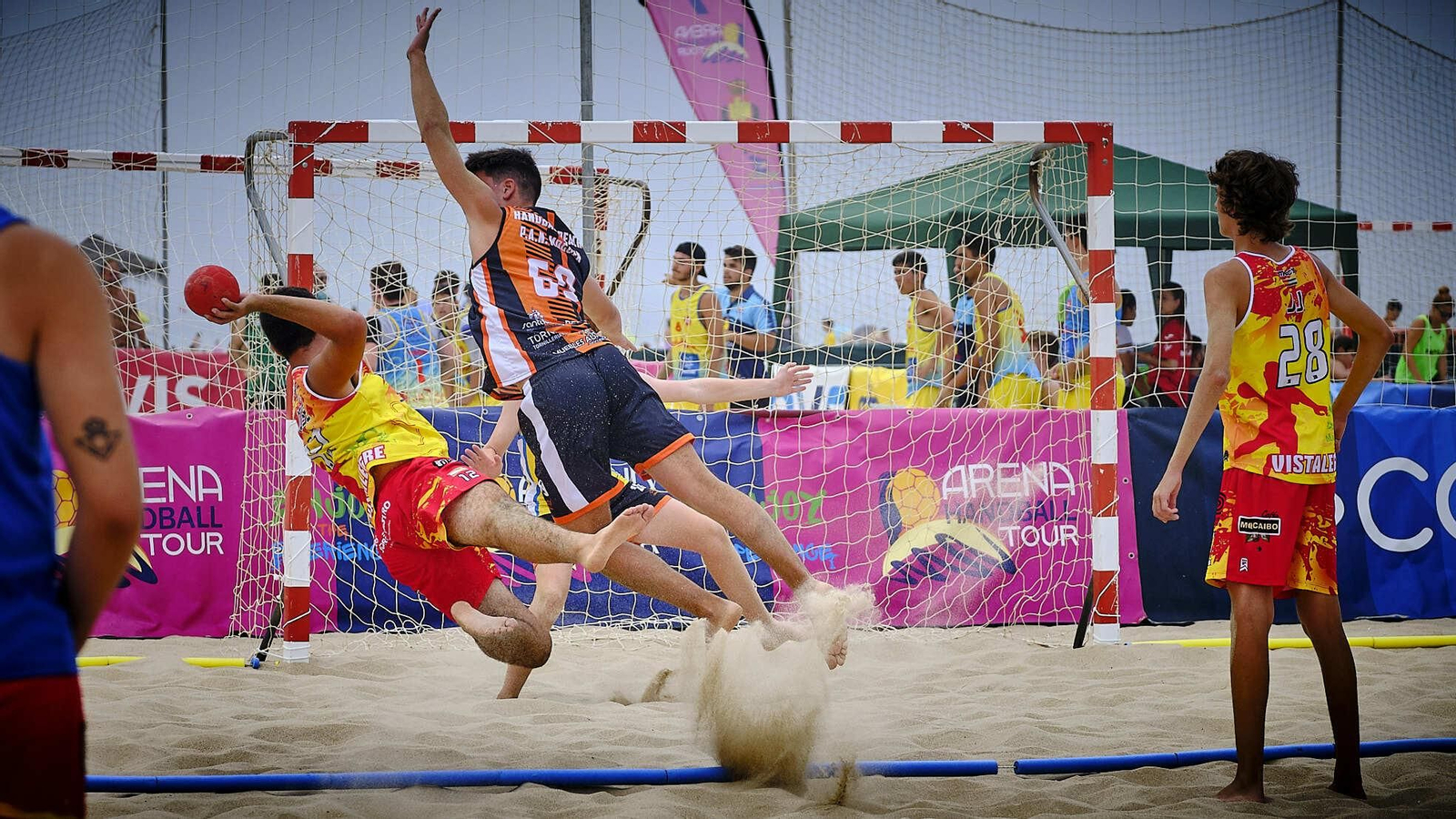 Jugada de uno de los partidos masculinos disputados durante el torneo gaditano. Jugada de uno de los partidos masculinos disputados durante el torneo gaditano.