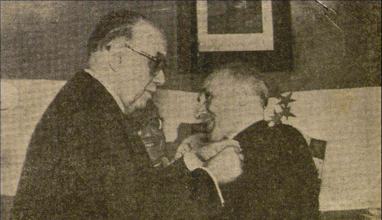 El alcalde Tomás García Figueras impone la Medalla de la Ciudad a Francisco Armentía.