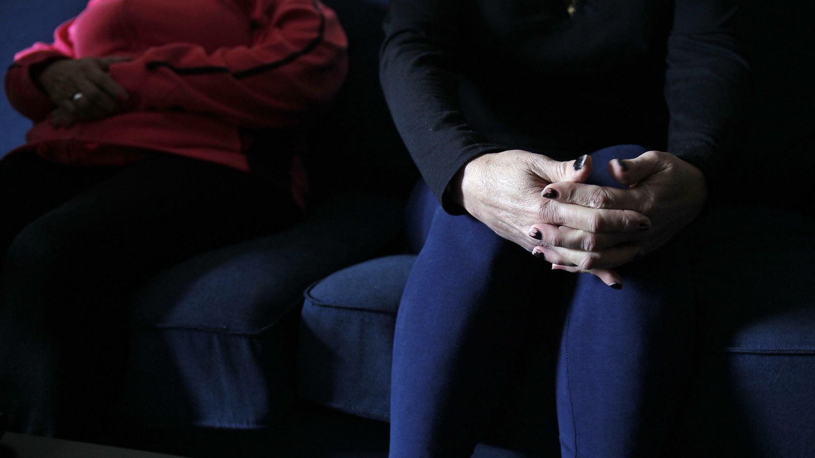 Detalles de Charo y Diana García durante la entrevista.