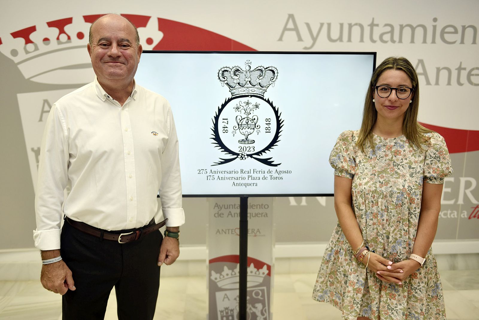 El alcalde de Antequera y la delegada de fiestas Mayores y Tradiciones en la presentación de la programación