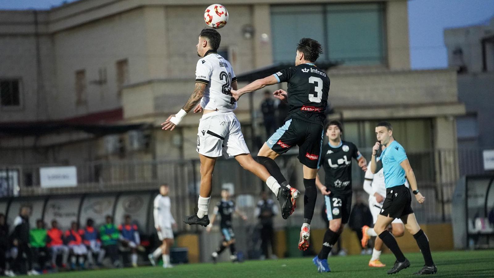 Morillo pugna un balón aéreo con un jugador del Ceuta B.