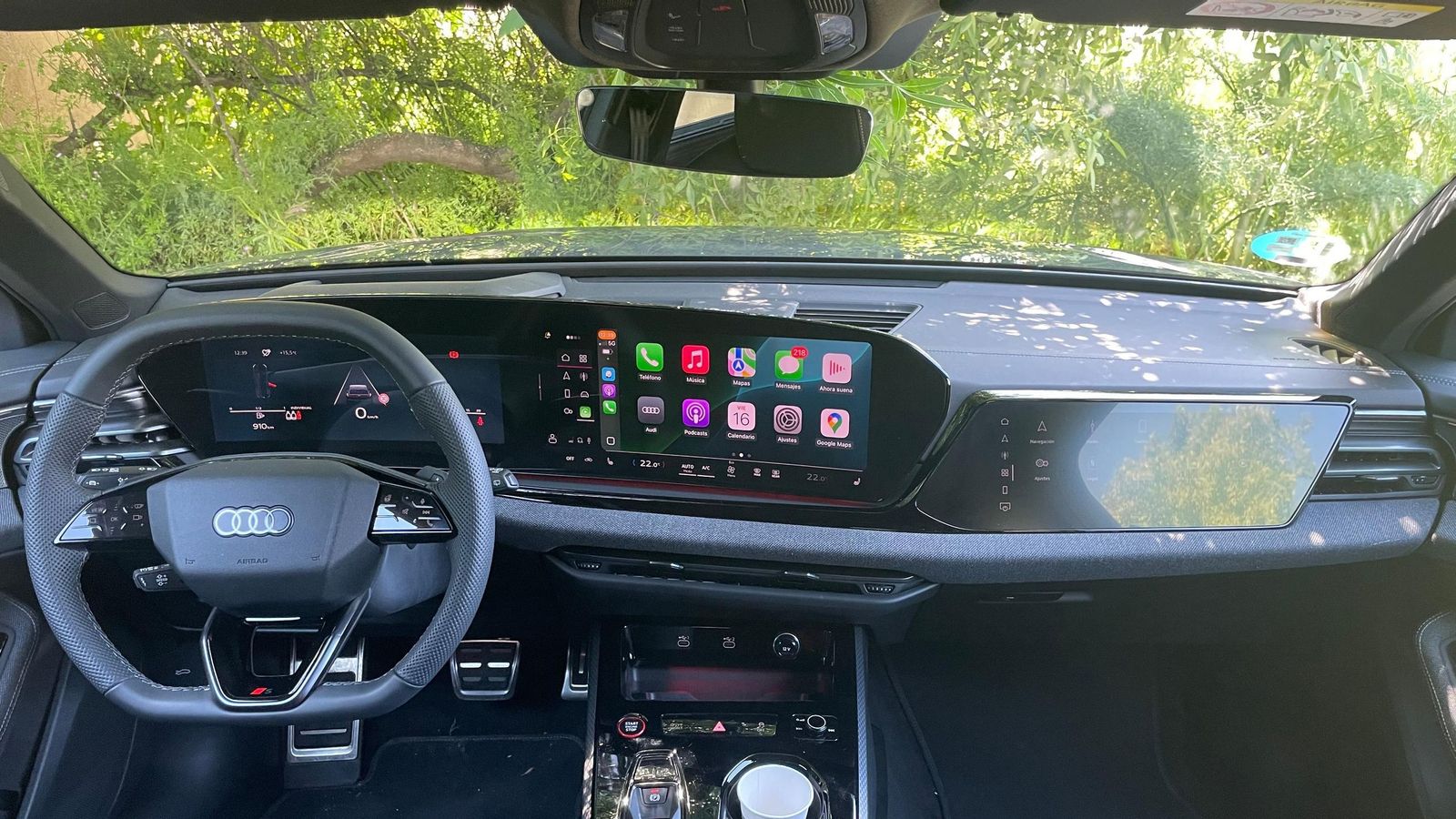 El salpicadero es semejante al de los otros Audi de reciente lanzamiento. En él el elemento más característico es la pantalla que se sitúa frente al acompañante.