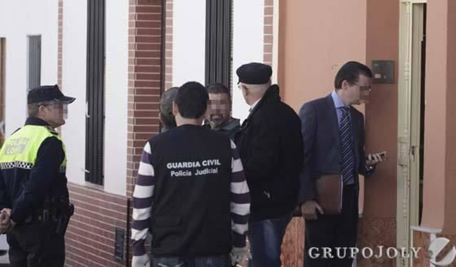 Guardia Civil y Policía Local a las puertas de la casa de los horrores de Pilas.

Foto: Antonio Pizarro