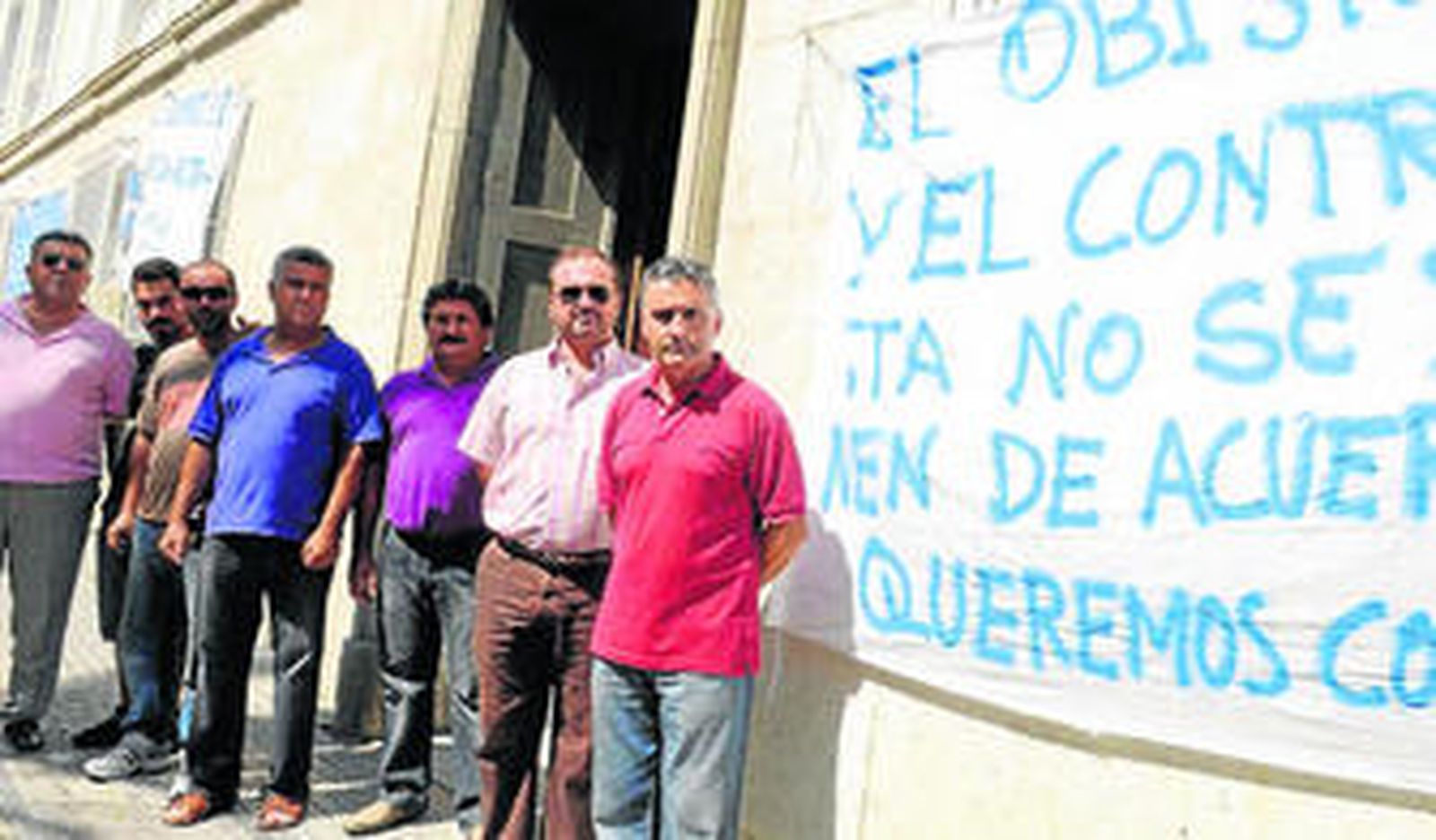 Los trabajadores, concentrados junto a la puerta del futuro centro de atención para la tercera edad.
