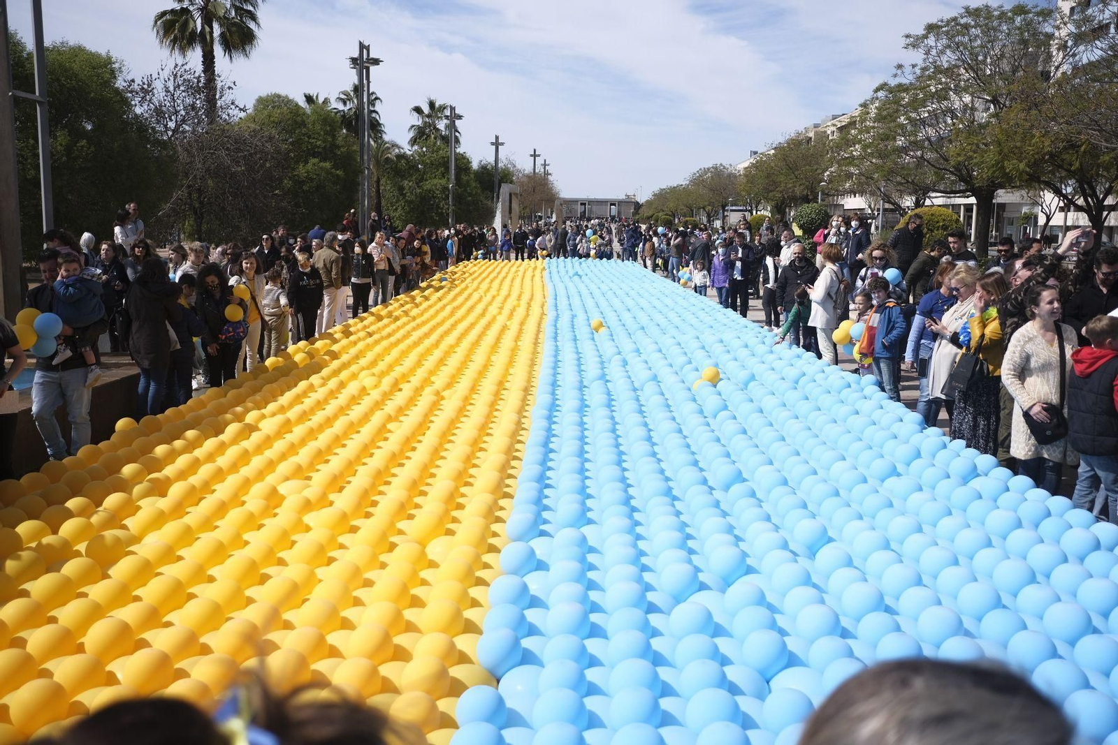 Bandera de Ucrania formada por 10.000 globos.