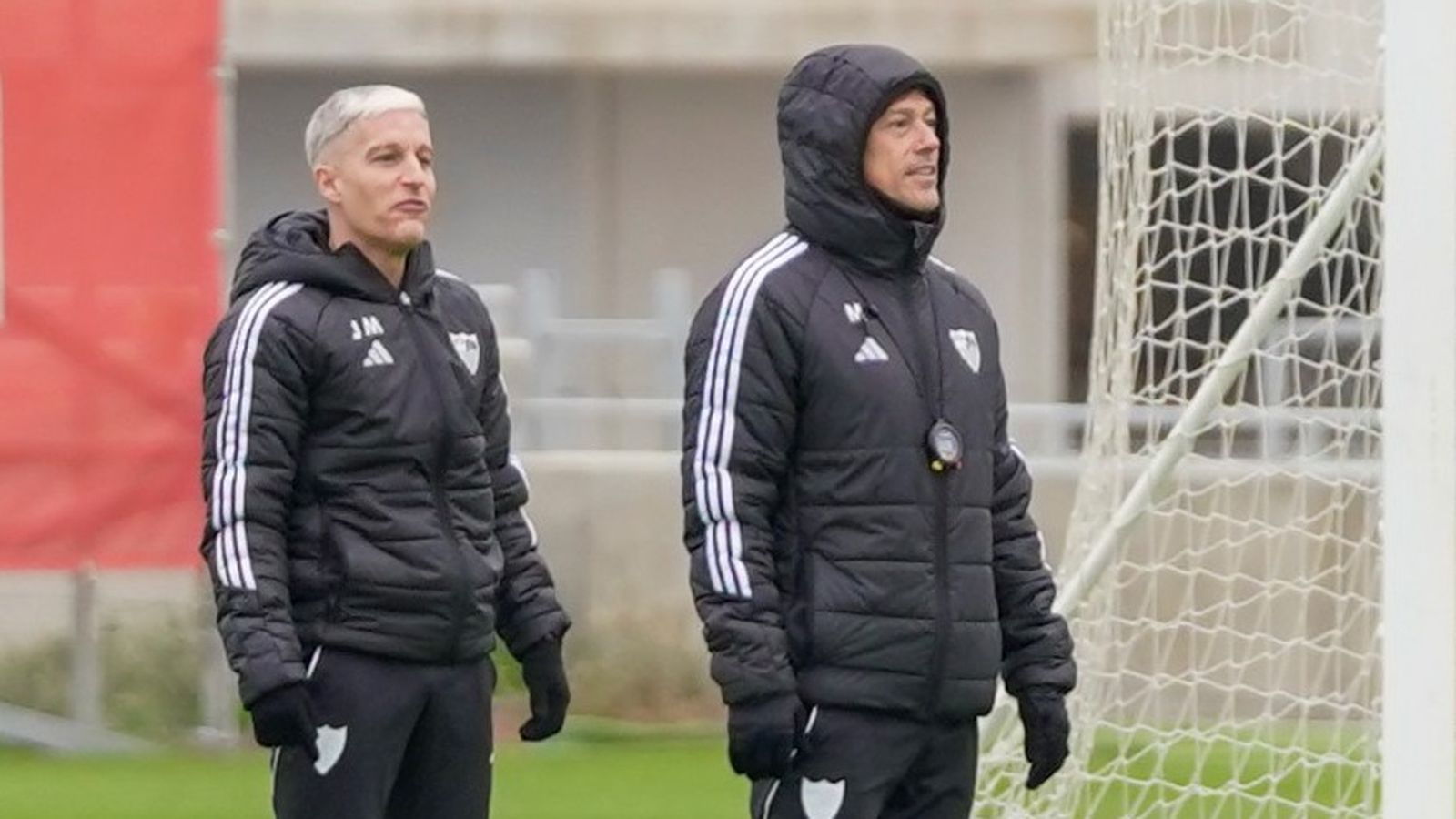 Javi Martínez, un metro por detrás de Almeyda.