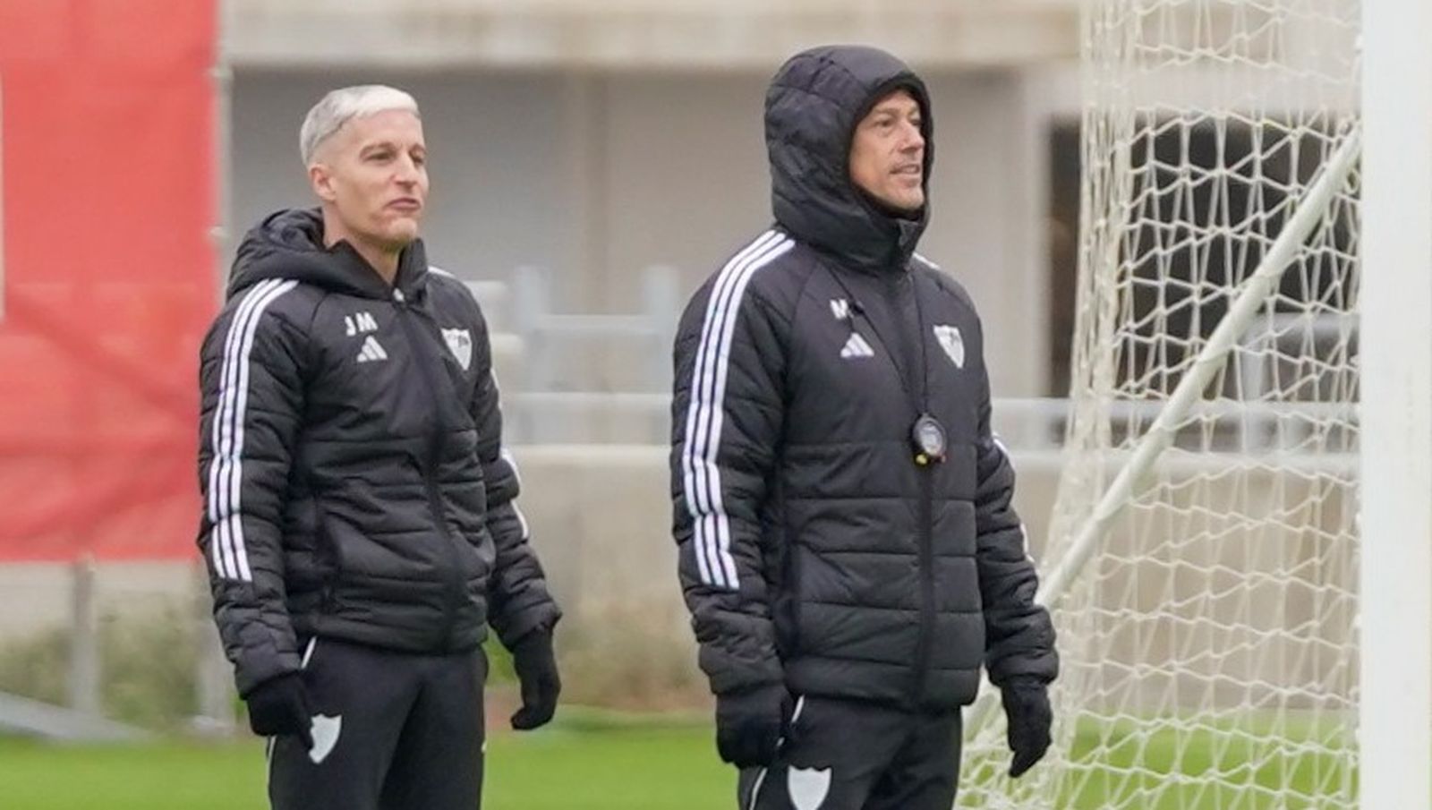 Javi Martínez, un metro por detrás de Almeyda.