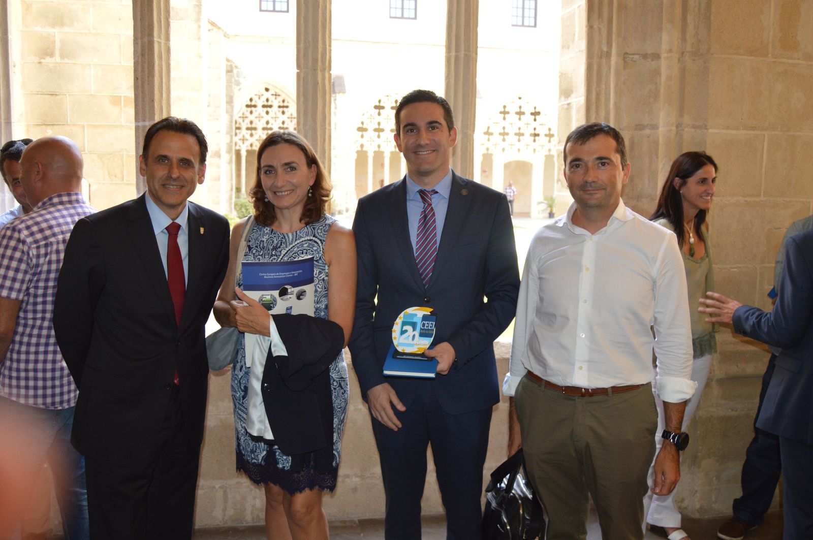 David Randell, Carmen Romero y Raúl Magrañal, tras finalizar el acto, en los Claustros de Santo Domingo.