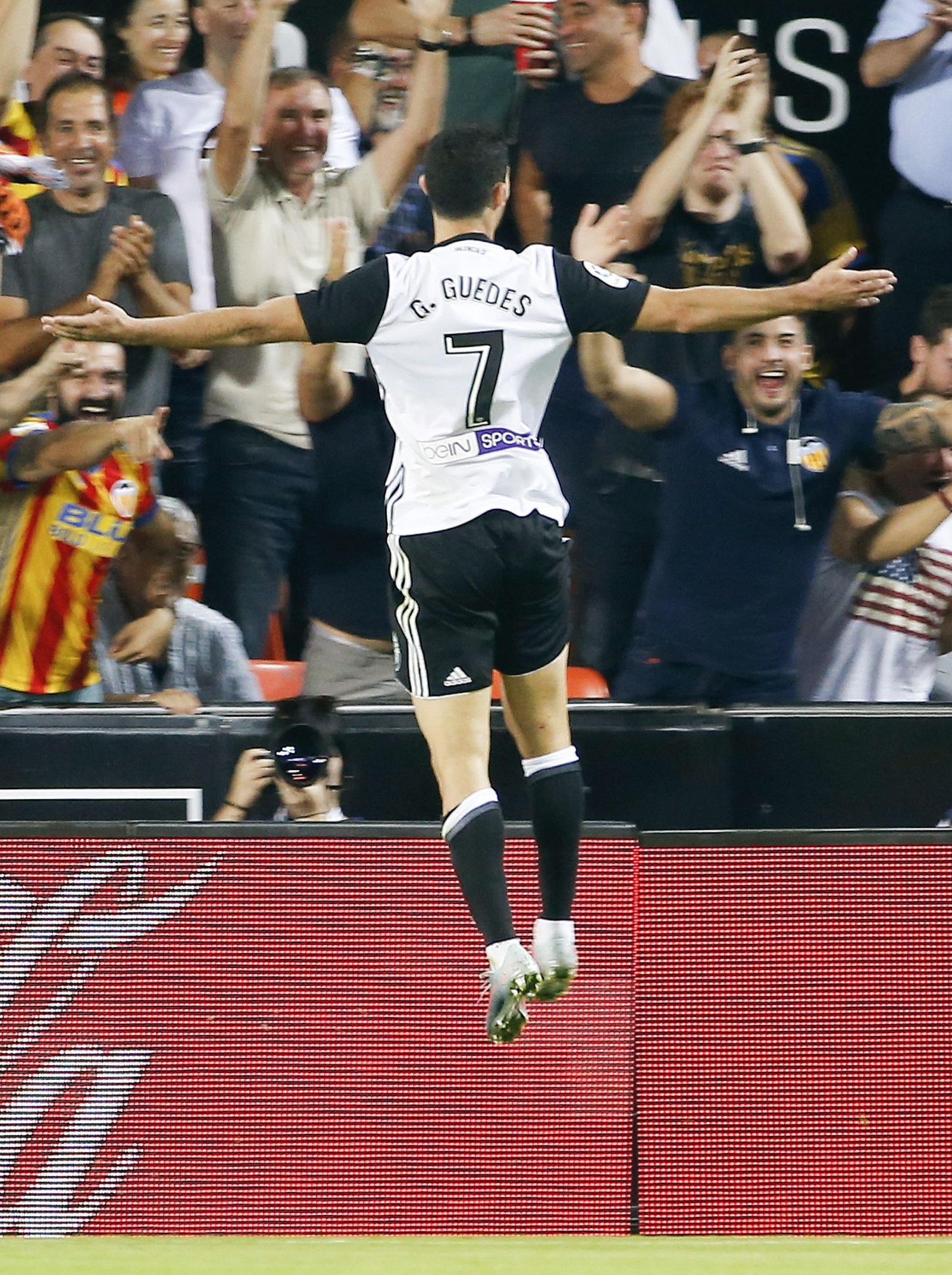 Guedes, el mejor del partido, festeja su doblete.