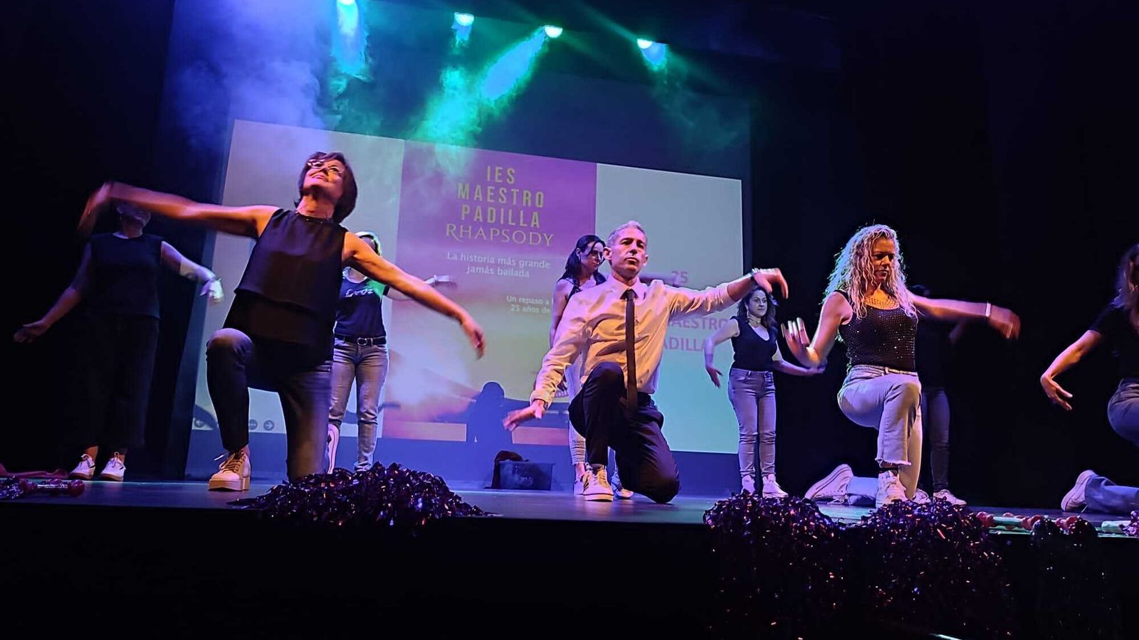 Los docentes protagonizaron un baile final que puso en pie a toda la comunidad educativa que no quiso perderse la gala
