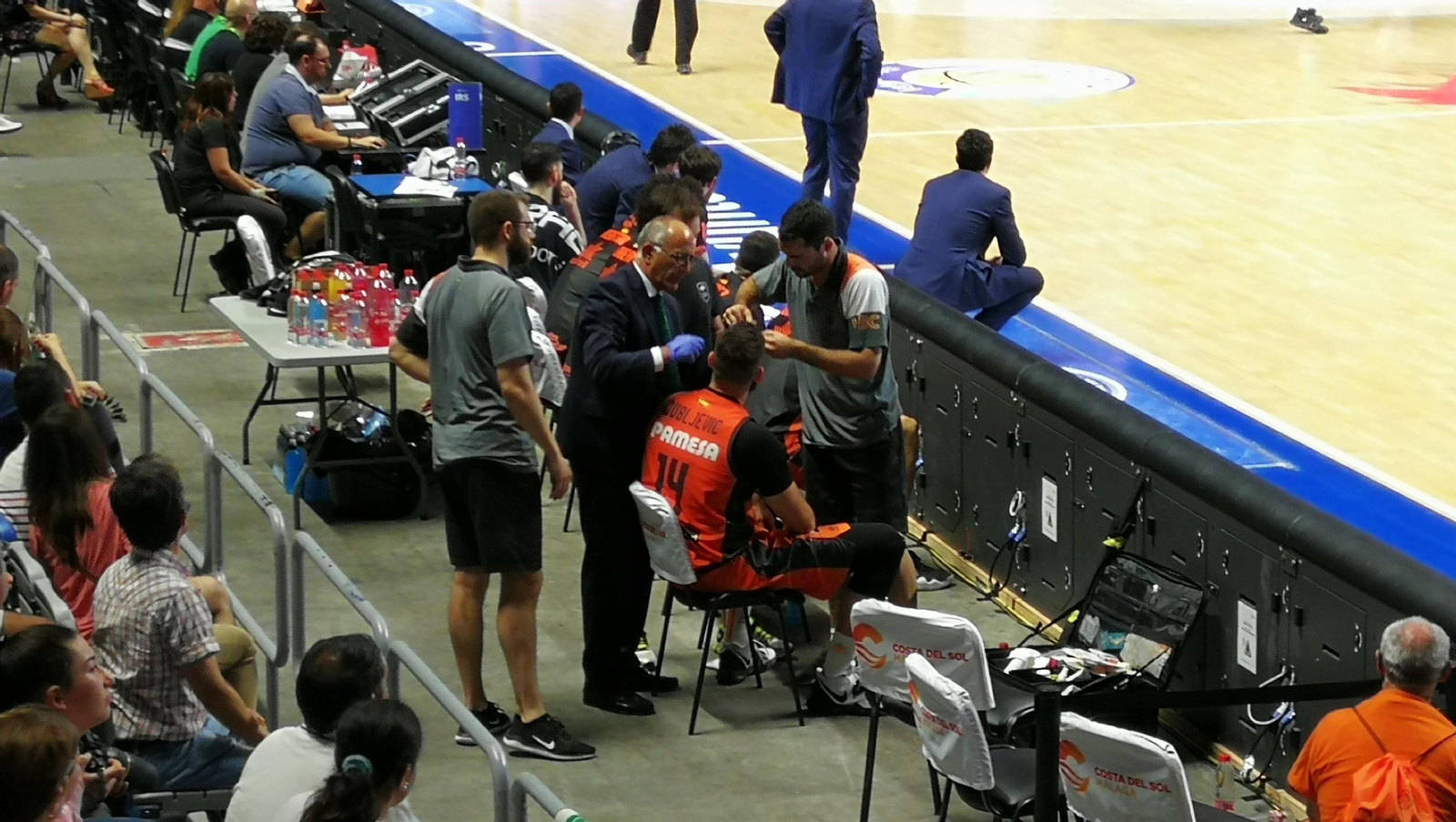 Médicos de Unicaja y Valencia atienden a Dubljevic. Médicos de Unicaja y Valencia atienden a Dubljevic.