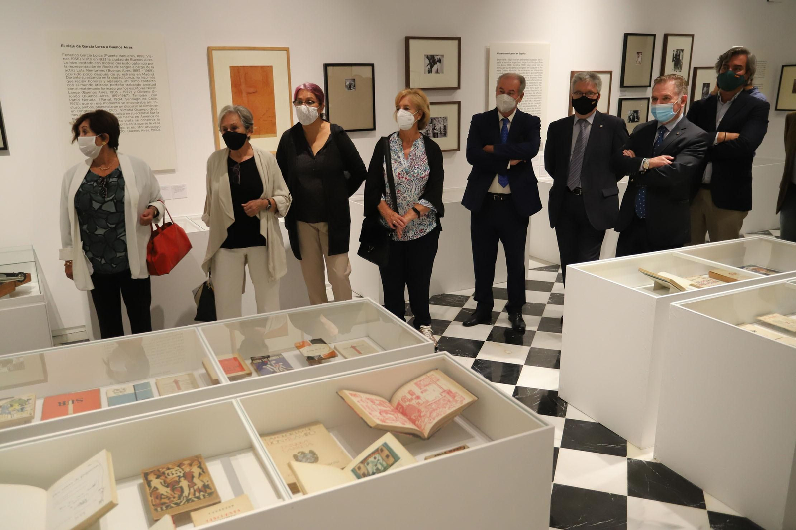 Las imágenes de la inauguración de la exposición 'Los Nuestros. Un puente de palabras'en el Comercial