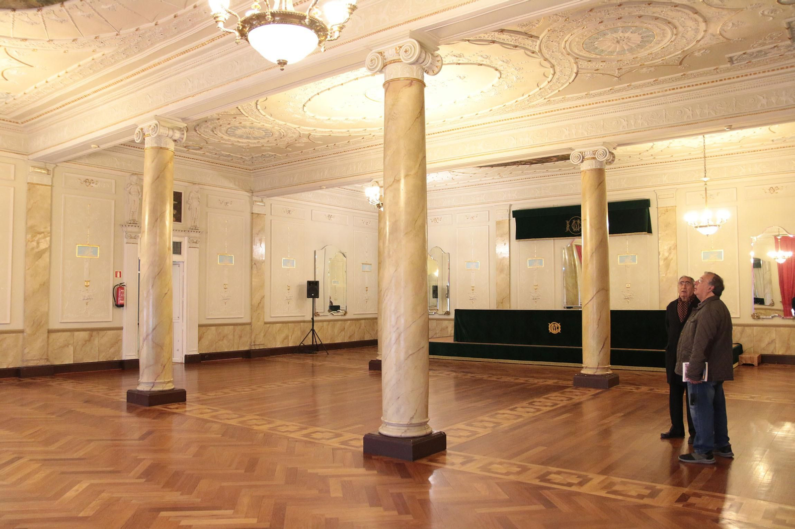 Así de espectaculares son los salones del Círculo Mercantil de Almería