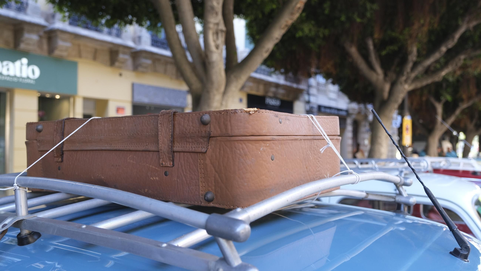 La exposición de Seat 600 y Mini Cooper en la Feria de Almería, en imágenes